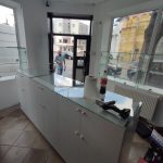 Detaliu vitrina comerciala pentru ceasuri