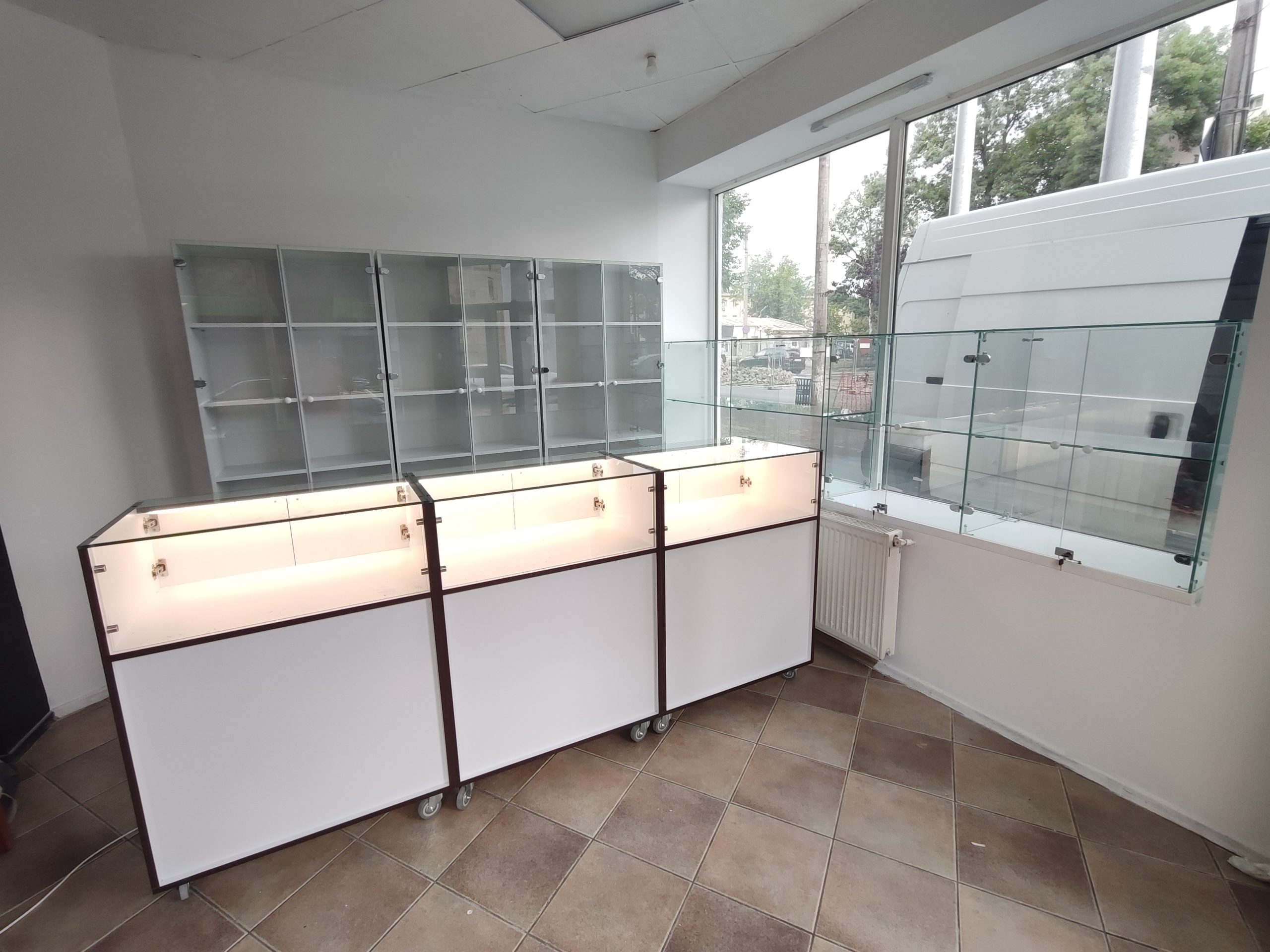 vitrine din pal si sticla realizate pentru magazin de ceasuri Bucuresti
