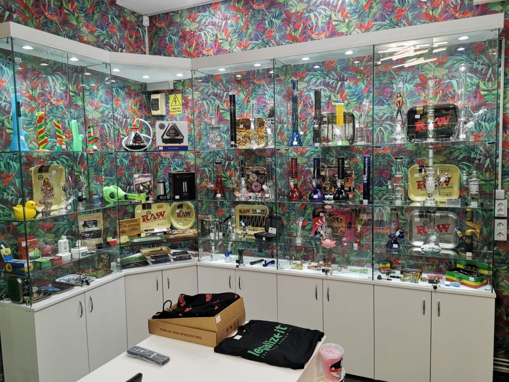 Vitrine sticla si pal Buzau