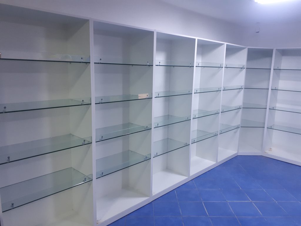 Rafturi pal alb cu polite din sticla