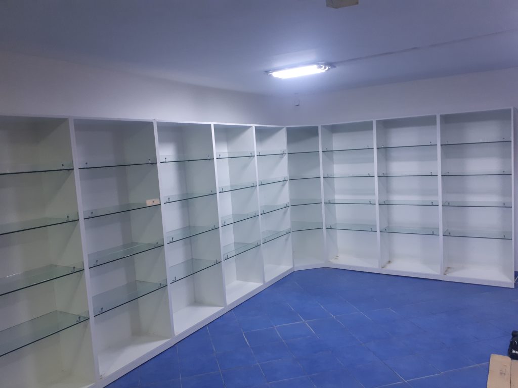 Rafturi pal cu polite din sticla