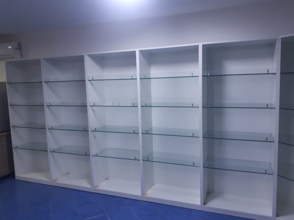 Rafturi pal alb cu polite din sticla